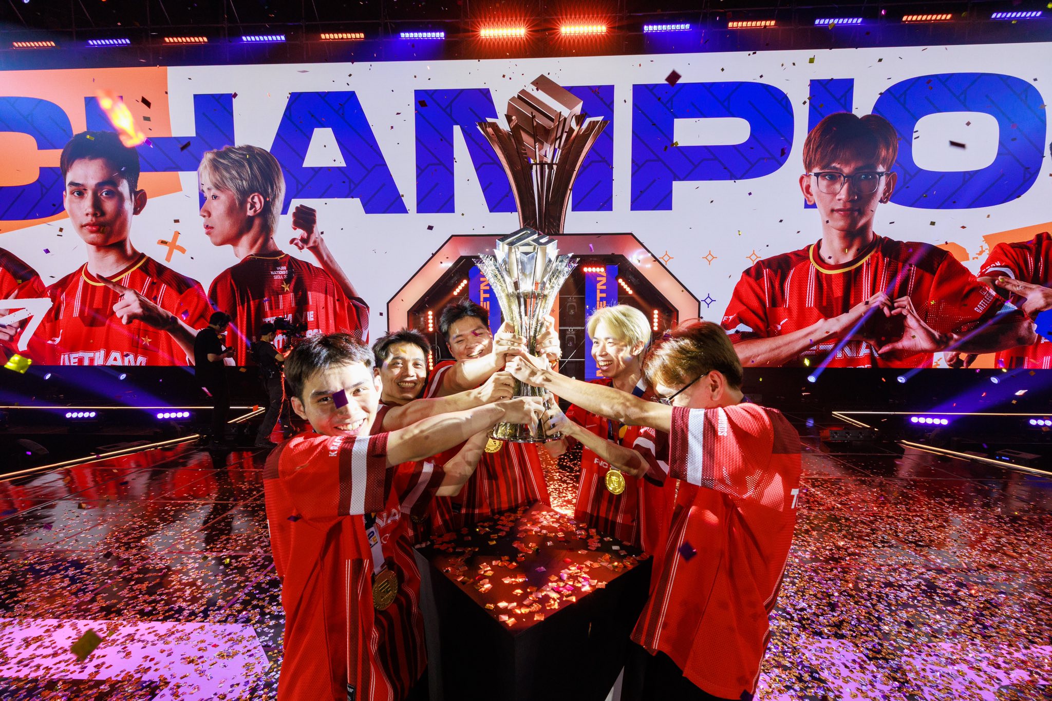 Tối ngày 27 tháng 7, đội tuyển Việt Nam chính thức đăng quang tại giải đấu PUBG Nations Cup 2025. Vượt qua 23 quốc gia hàng đầu, các tuyển thủ Việt Nam đã có một màn trình diễn áp đảo để lần đầu tiên nâng cao chiếc cúp vô địch tại giải đấu danh giá nhất của PUBG BATTLEGROUNDS.-gamelade
